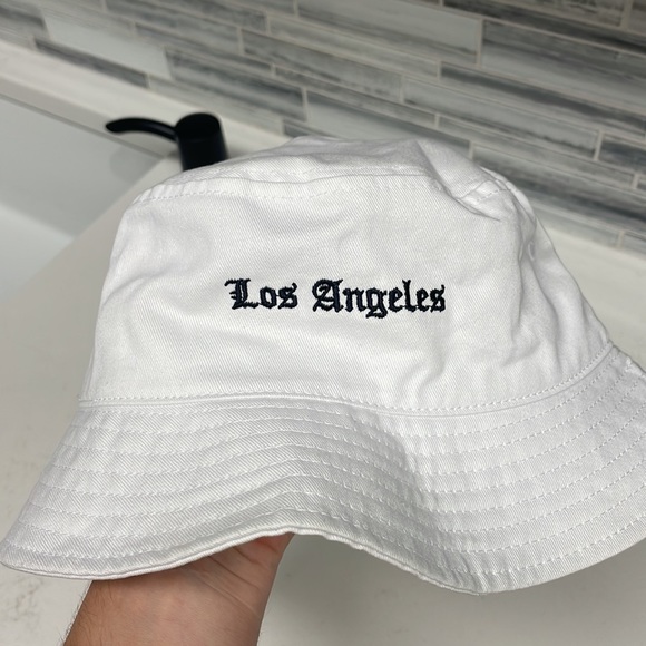 White “Los Angeles” bucket Hat - Picture 11 of 11